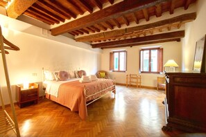 2 chambres, fer et planche à repasser, lit parapluie, Wi-Fi gratuit