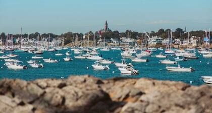 Raven House: Luxurious 2-Bedroom Unit in Seaside Marblehead, MA