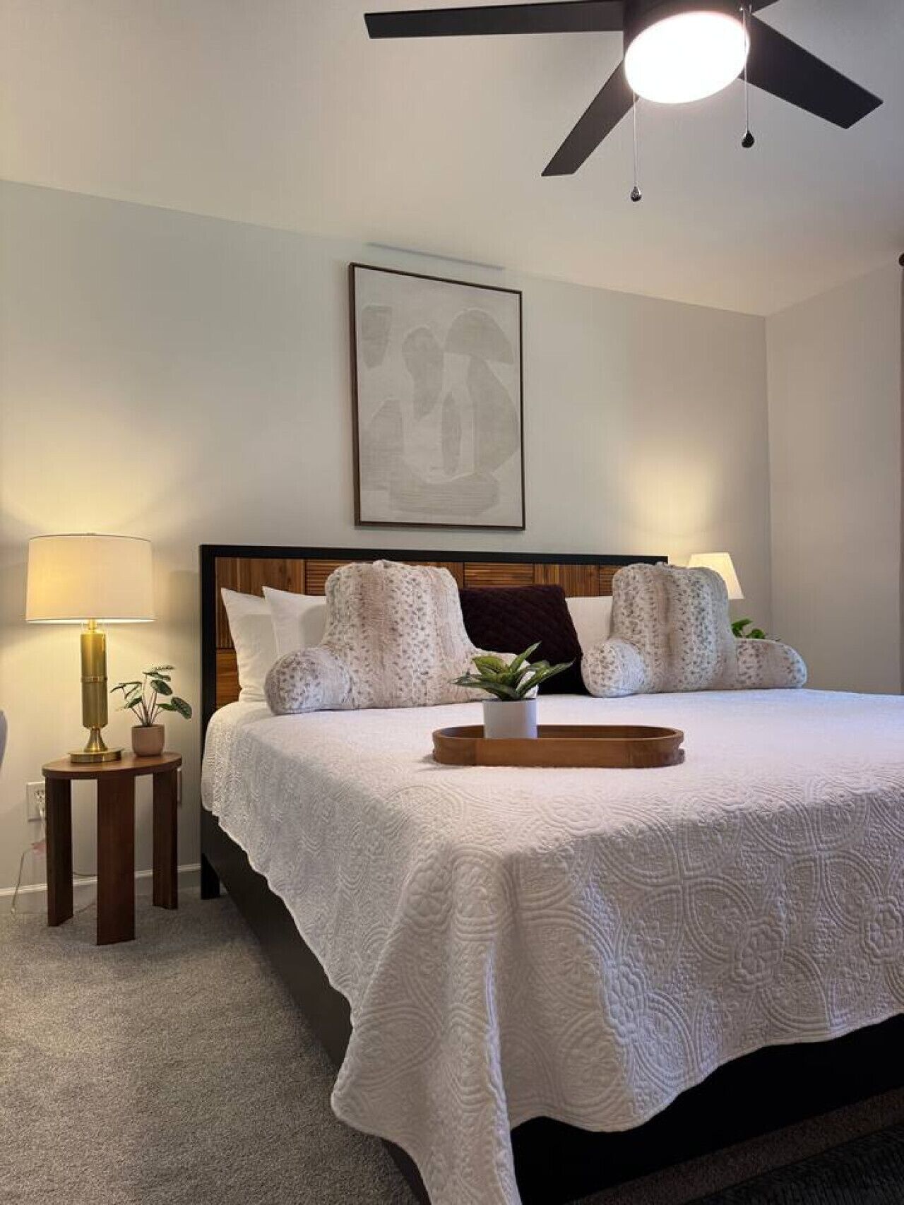 Escritorio, cuna de viaje, wifi y ropa de cama 