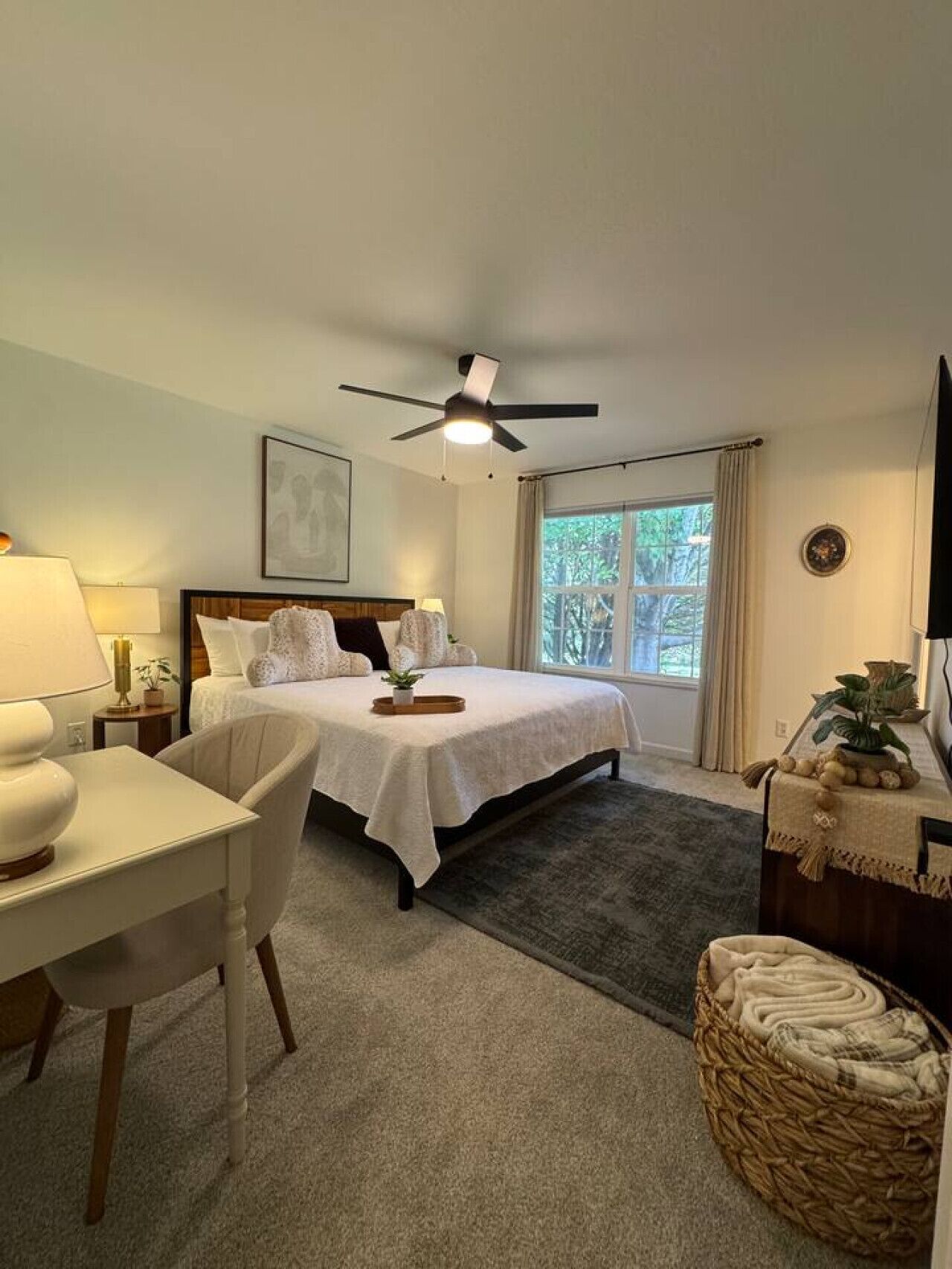 Desk, travel crib, WiFi, bed sheets