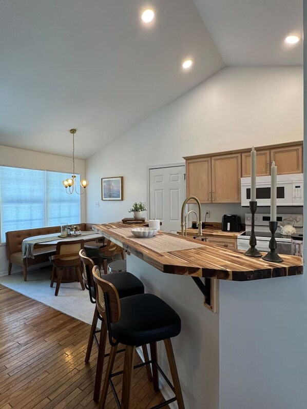 Fridge, microwave, oven, stovetop - Shady Grove | Pet-Friendly • 2 Kings • No Chores (Rockwood)