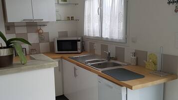 Een koelkast, een microgolfoven, een oven, een kookplaat