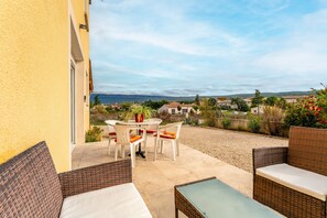 Outdoor dining - Holiday Home "Gîte du Badassier" with Private Terrace and Wi-Fi (Blauvac)