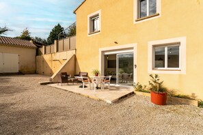 Outdoor dining - Holiday Home "Gîte du Badassier" with Private Terrace and Wi-Fi (Blauvac)