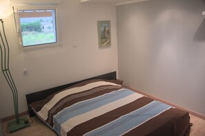 Iron/ironing board, WiFi, bed sheets