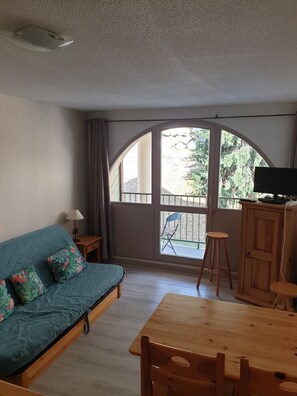 TV - Studio at Alpe D'Huez with Mountain View, Balcony, and Wi-Fi for 3-4 Guests (Oz en Oisan Station)