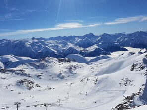 Snow and ski sports - Studio at Alpe D'Huez with Mountain View, Balcony, and Wi-Fi for 3-4 Guests (Oz en Oisan Station)