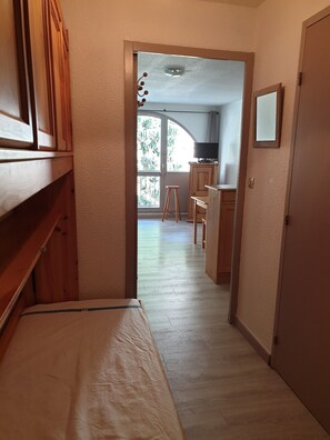 1 bedroom, WiFi - Studio at Alpe D'Huez with Mountain View, Balcony, and Wi-Fi for 3-4 Guests (Oz en Oisan Station)