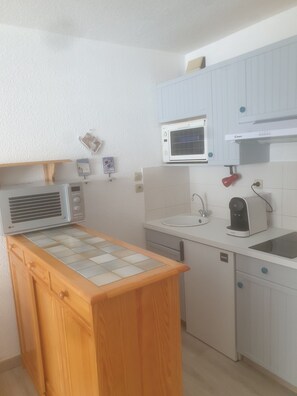 Fridge, microwave, oven, stovetop - Studio at Alpe D'Huez with Mountain View, Balcony, and Wi-Fi for 3-4 Guests (Oz en Oisan Station)