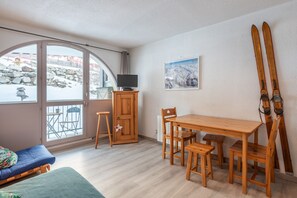 Dining - Studio at Alpe D'Huez with Mountain View, Balcony, and Wi-Fi for 3-4 Guests (Oz en Oisan Station)