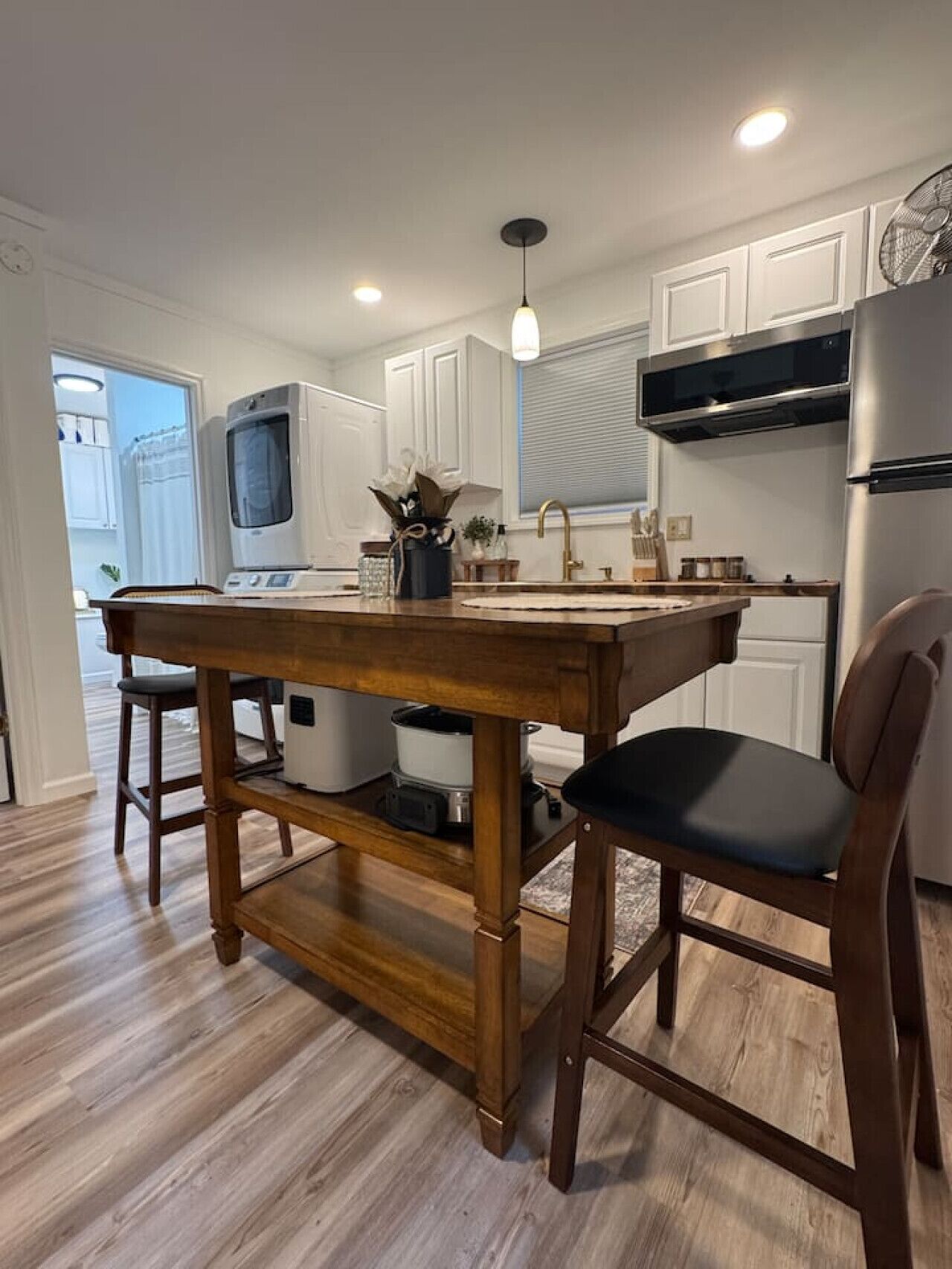 Køleskab, mikrobølgeovn, kogeplade, opvaskemaskine