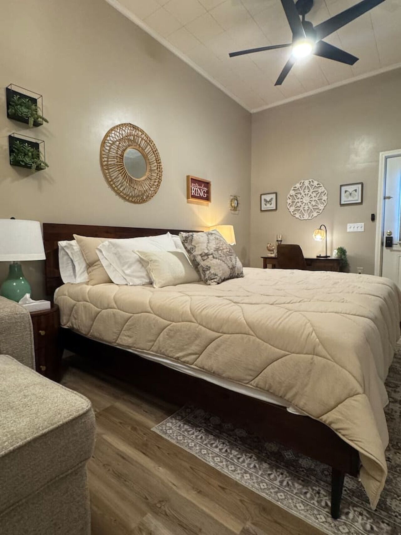 Desk, travel crib, free WiFi, bed sheets