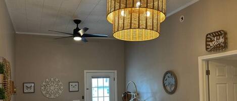 Escritorio, cuna de viaje, wifi gratis y ropa de cama