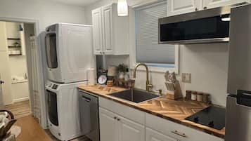 Kjøleskap, mikrobølgeovn, kokeplater og oppvaskmaskin