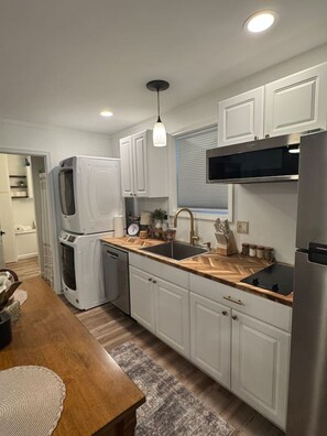 Kühlschrank, Mikrowelle, Herdplatte, Geschirrspüler