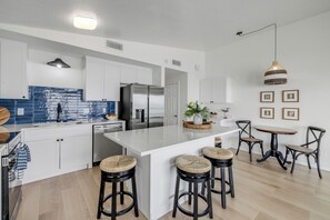 Kylskåp, mikrovågsugn, ugn och diskmaskin