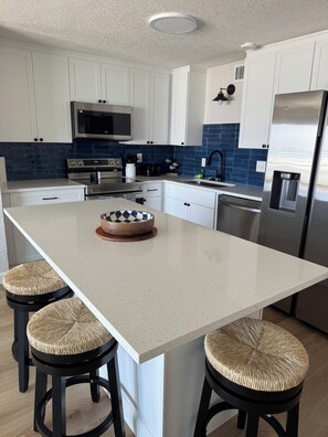 Réfrigérateur, micro-ondes, four, lave-vaisselle