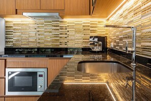 Refrigerador, microondas, placa de cocina, cafetera/tetera