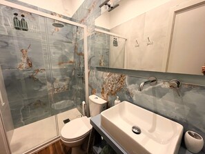 Dusche, kostenlose Toilettenartikel, Haartrockner, Handtücher