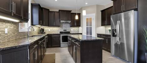 Een koelkast, een magnetron, een oven, een kookplaat