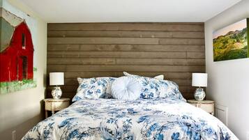 Een strijkplank/strijkijzer, wifi, beddengoed