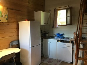 Refrigerador, microondas, horno y parrilla de estufa