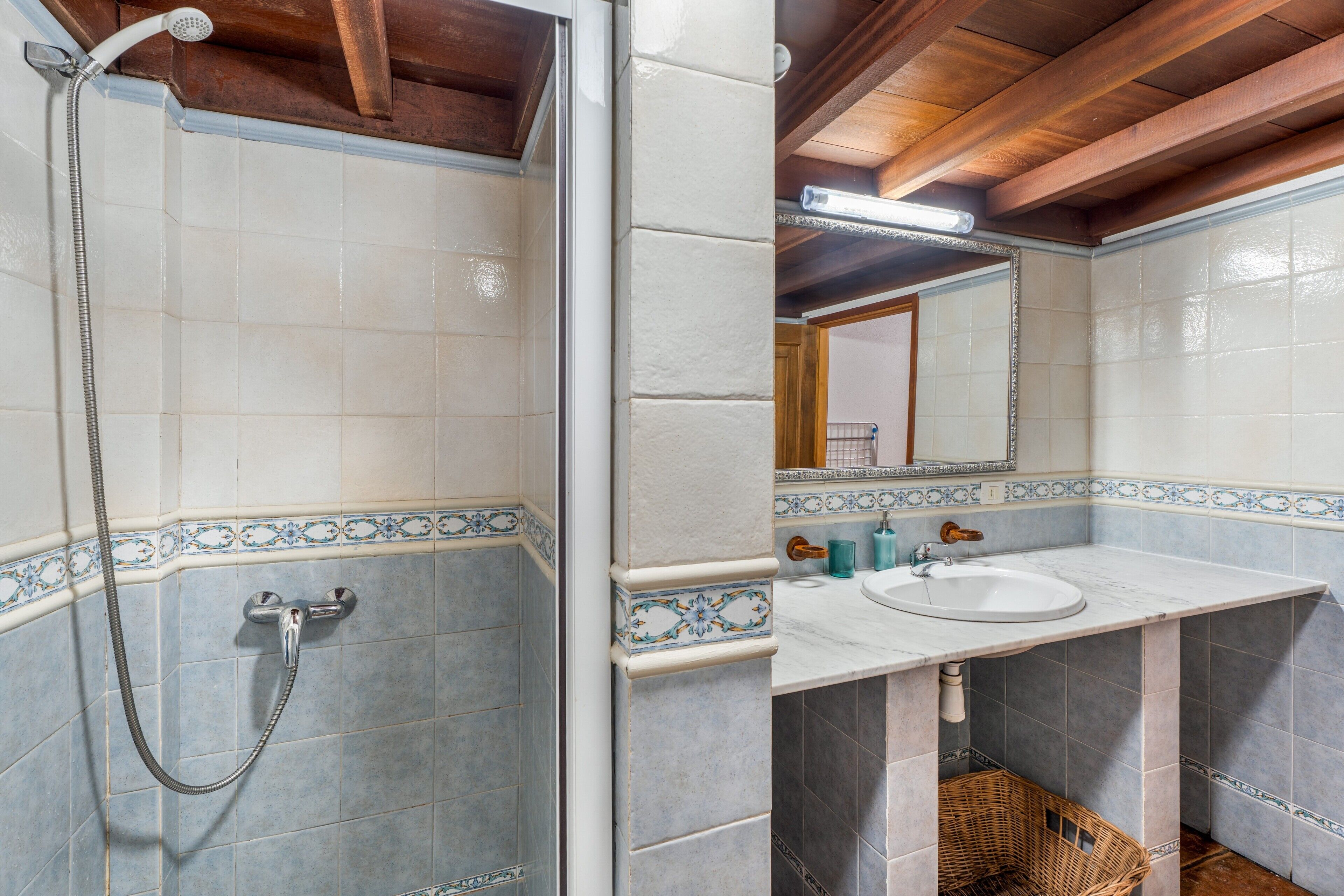 Een douche, een haardroger, handdoeken