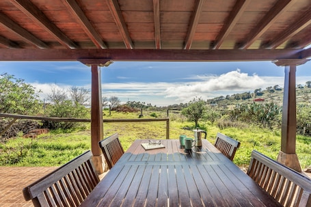 Outdoor dining. Apartment 'Casa Rural El Pajar' with Mountain View, Wi-Fi and Air Conditioning