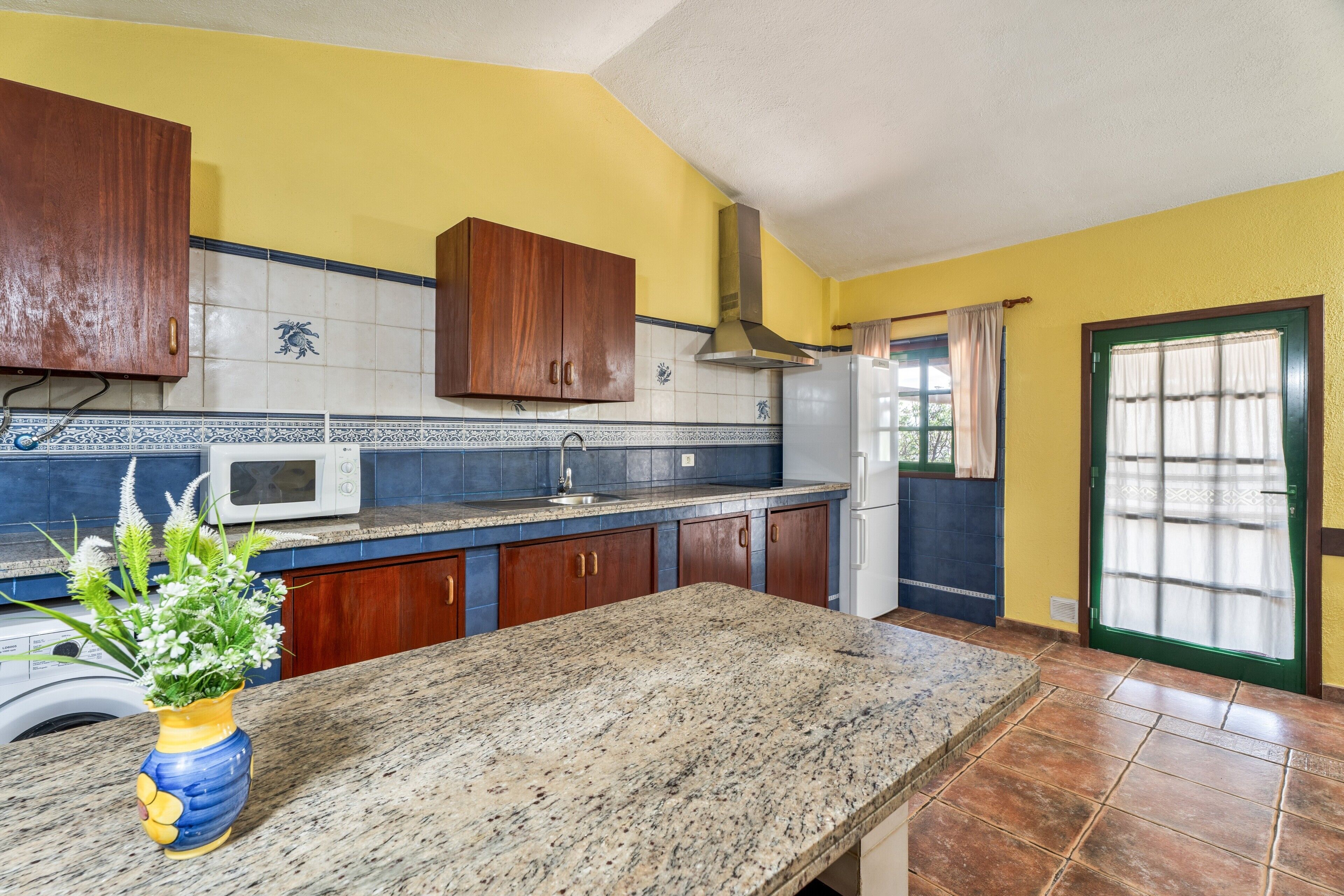 Kylskåp, mikrovågsugn, spishäll och kaffe- och tebryggare