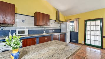 Kylskåp, mikrovågsugn, spishäll och kaffe- och tebryggare