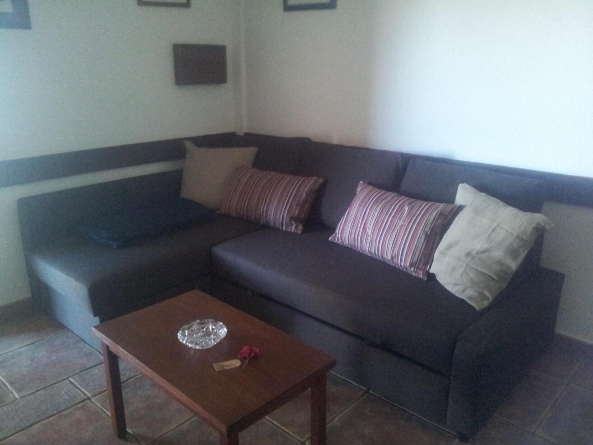 Een televisie en een open haard