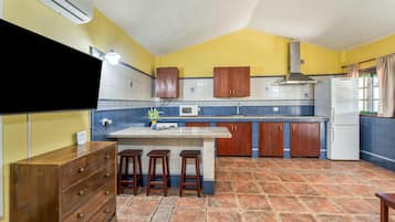 Kylskåp, mikrovågsugn, spishäll och kaffe- och tebryggare