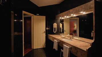 Quarto casal ou duplo superior, sacada, vista para o rio | Banheiro