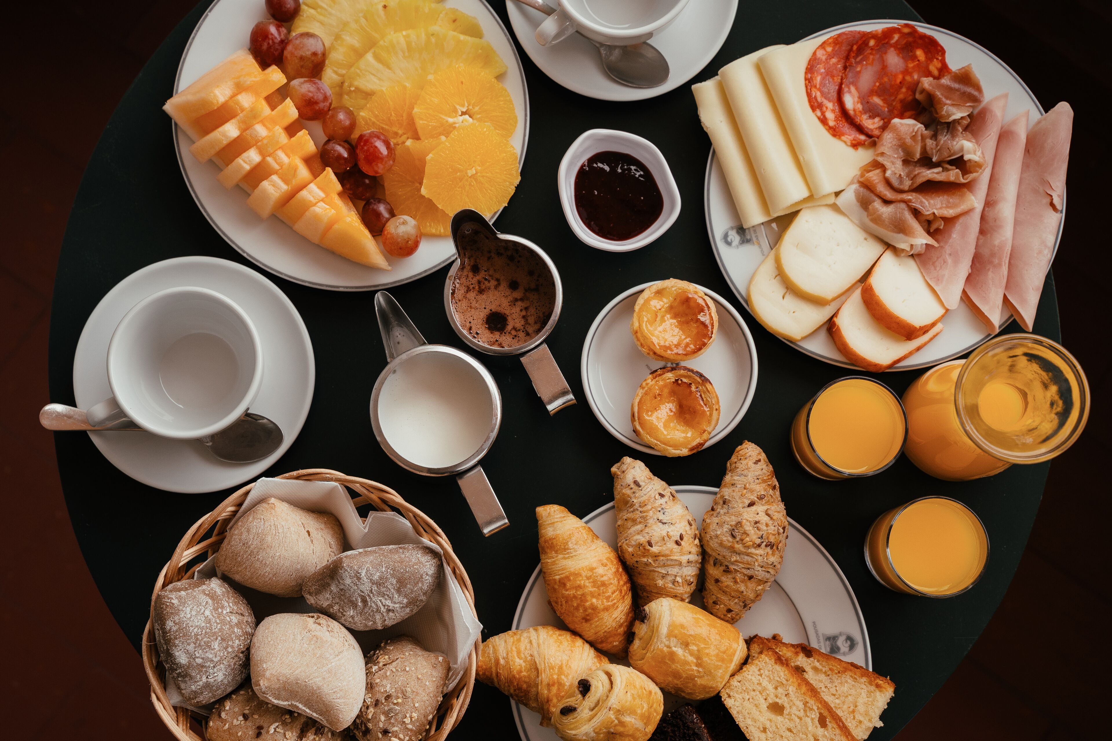 Bao gồm bữa sáng tự phục vụ hàng ngày 