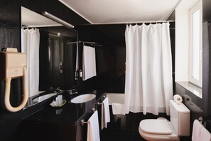 Standard Double or Twin Room | Bathroom - Pousada de Valença (Valença)