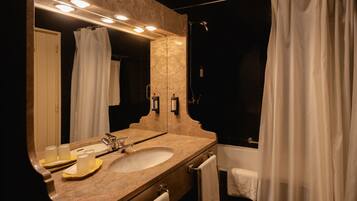Superior Double or Twin Room, River View | Bathroom