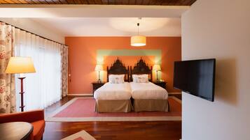 Habitación superior con 1 cama matrimonial o 2 individuales, balcón, vista al río | Wifi gratis