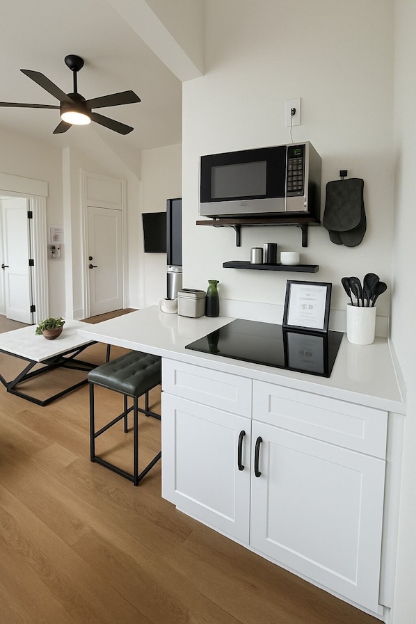 Private kitchen - Charming Guest House near Downtown & River Walk (San Antonio)