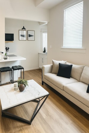 Living area - Charming Guest House near Downtown & River Walk (San Antonio)