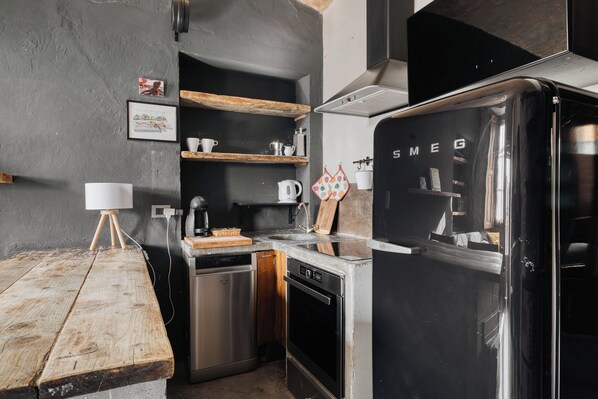 Jääkaappi, uuni, liesi, astianpesukone