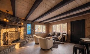 Alpine Heritage | 起居區 | 55-吋智慧型電視、數位頻道、壁爐、付費電影