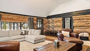 Hideaway Lodge | Living area | Fireplace