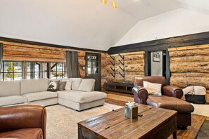 Hideaway Lodge | Woonruimte | Een open haard