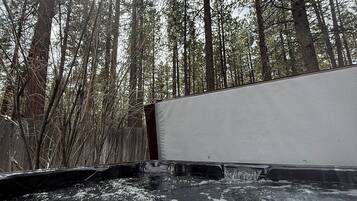 Hideaway Lodge | Private spa tub