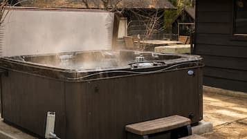 Hideaway Lodge | Private spa tub