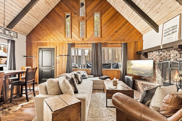 Hideaway A-Frame | Zona de estar | Una chimenea