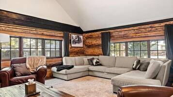 Hideaway Lodge | Vardagsrum | Eldstad