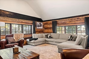 Hideaway Lodge | Vardagsrum | Eldstad