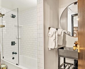 Huisje, 2 slaapkamers, niet-roken, bubbelbad | Badkamer | Een haardroger, handdoeken, zeep, shampoo