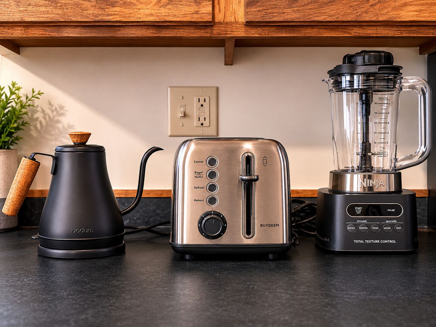Una cocina con cafetera, tostadora y licuadora sobre una encimera.